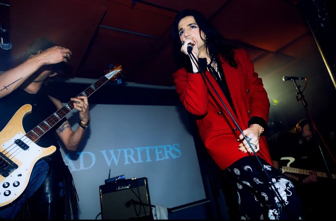 Paul Shine performing live.